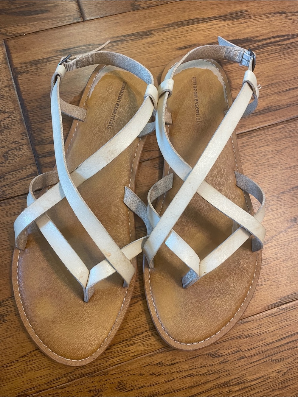 Amazon Essentials Cream Crisscross Strap Sandals with Tan Footbed